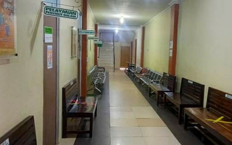 Ruang tunggu beberapa poli pelayanan Rumah Sakit Umum Daerah (RSUD) Agoesdjam Ketapang tampak kosong, pada Senin (23/08/2021). (Istimewa)