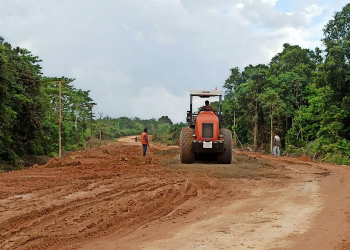 Keterangan foto: Proses penimbunan sekaligus pengerasan badan jalan Sungai Kelik - Siduk yang sering terendam air. (Abdul Salim)