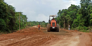 Keterangan foto: Proses penimbunan sekaligus pengerasan badan jalan Sungai Kelik - Siduk yang sering terendam air. (Abdul Salim)