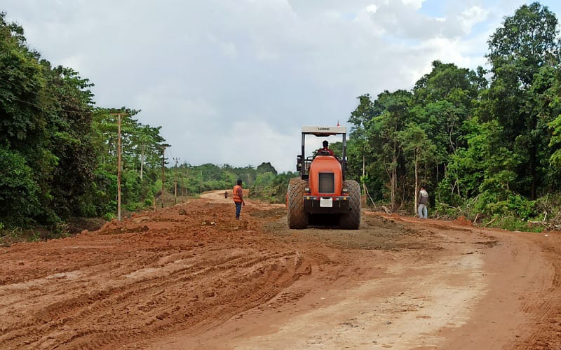 Keterangan foto: Proses penimbunan sekaligus pengerasan badan jalan Sungai Kelik - Siduk yang sering terendam air. (Abdul Salim)