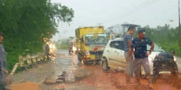 Kondisi jalan dan jembatan yang rusak. (Istimewa)