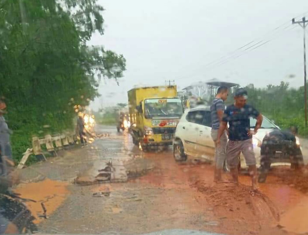 Kondisi jalan dan jembatan yang rusak. (Istimewa)