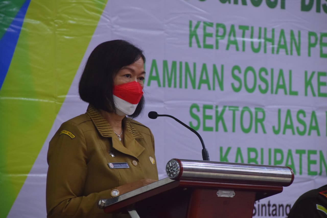 Sekda Sintang, Yosepha Hasnah membuka Kegiatan FGD Kepatuhan Pelaksanaan Jamsostek Sektor Jasa Konstruksi di Kabupaten Sintang, di Aula Hotel My Home Sintang, Selasa (24/08/2021). (Istimewa)