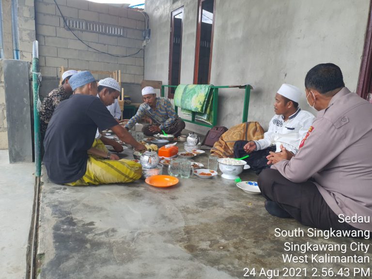 Kasat Binmas Polres Singkawang, IPTU Supiyanto beserta anggota saat melaksanakan koordinasi dan tatap muka dengan perwakilan RT dan Anggota BNNK Kota Singkawang dan Pimpinan Pondok Pesantren Ash-Shomadiyah, Rabu (25/08/2021). 