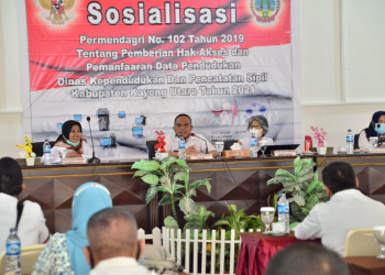 Wakil Bupati Kayong Utara Effendi Ahmad, S.Pd.I, M.Sos menghadiri sekaligus menjadi narasumber pada kegiatan Sosialisasi Permendagri Nomor 102 Tahun 2019 tentang Pemberian Hak Akses dan Pemanfaatan Data Kependudukan di Aula Hotel Mahkota Kayong Sukadana, pada Rabu (25/08/2021).