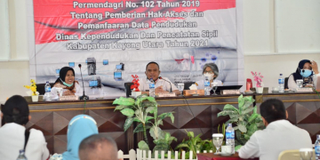 Wakil Bupati Kayong Utara Effendi Ahmad, S.Pd.I, M.Sos menghadiri sekaligus menjadi narasumber pada kegiatan Sosialisasi Permendagri Nomor 102 Tahun 2019 tentang Pemberian Hak Akses dan Pemanfaatan Data Kependudukan di Aula Hotel Mahkota Kayong Sukadana, pada Rabu (25/08/2021).