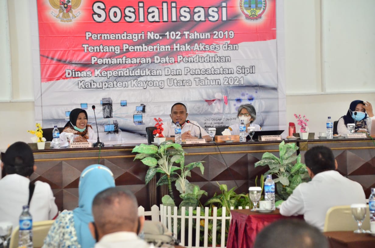 Wakil Bupati Kayong Utara Effendi Ahmad, S.Pd.I, M.Sos menghadiri sekaligus menjadi narasumber pada kegiatan Sosialisasi Permendagri Nomor 102 Tahun 2019 tentang Pemberian Hak Akses dan Pemanfaatan Data Kependudukan di Aula Hotel Mahkota Kayong Sukadana, pada Rabu (25/08/2021).