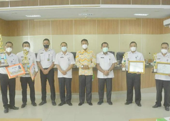 Wabup Farhan poto bersama dengan para Camat pemenang lomba usai penyerahan hadiah. (Istimewa)