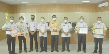 Wabup Farhan poto bersama dengan para Camat pemenang lomba usai penyerahan hadiah. (Istimewa)