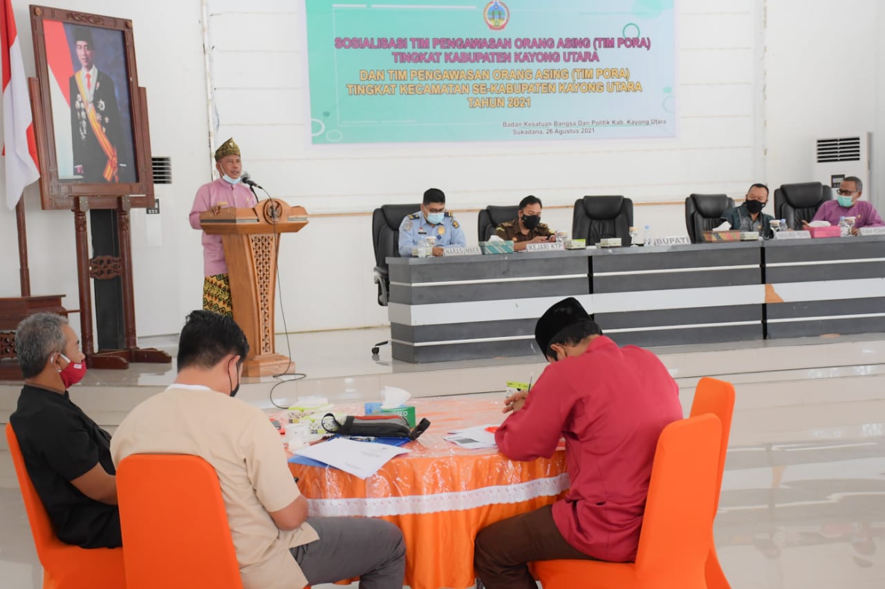 Bupati Kayong Utara, Citra Duani pada saat membuka kegiatan Sosialisasi Tim Pengawasan Orang Asing (Tim Pora) Tingkat Kabupaten Kayong Utara, di Aula Istana Rakyat (Pendopo Bupati), Kamis (26/08/2021).