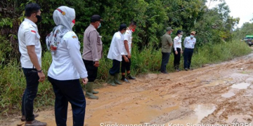 Walikota Singkawang, Tjhai Chui Mie melakukan blusukan ke Kelurahan Nyarumkop Kecamatan Singkawang Timur, Rabu (25/08/2021), dalam rangka meninjau dan melakukan pengecekan jalan yang akan diperbaiki di wilayah Mantoman.