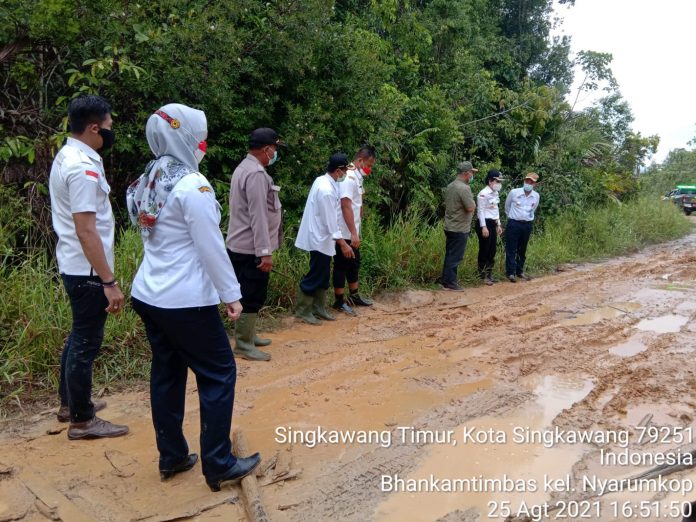 Walikota Singkawang, Tjhai Chui Mie melakukan blusukan ke Kelurahan Nyarumkop Kecamatan Singkawang Timur, Rabu (25/08/2021), dalam rangka meninjau dan melakukan pengecekan jalan yang akan diperbaiki di wilayah Mantoman.