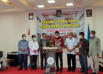 Wakil Ketua DPRD Kabupaten Sintang, Jeffray Edward meresmikan kantor dan juga Gedung Serbaguna GKII Daerah Sintang, Minggu (29/08/2021).