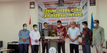 Wakil Ketua DPRD Kabupaten Sintang, Jeffray Edward meresmikan kantor dan juga Gedung Serbaguna GKII Daerah Sintang, Minggu (29/08/2021).