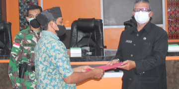 Asisten Pemerintahan dan Kesejahteraan Rakyat Sekretaris Daerah Kabupaten Sintang, Syarief Yasser Arafat menyerahkan Surat Bupati Sintang yang ditujukan kepada Ketua Daerah Jemaat Ahmadiyah Indonesia (JAI) Kabupaten Sintang, Selasa (31/08/2021), di Balai Praja Kantor Bupati Sintang. (Istimewa)