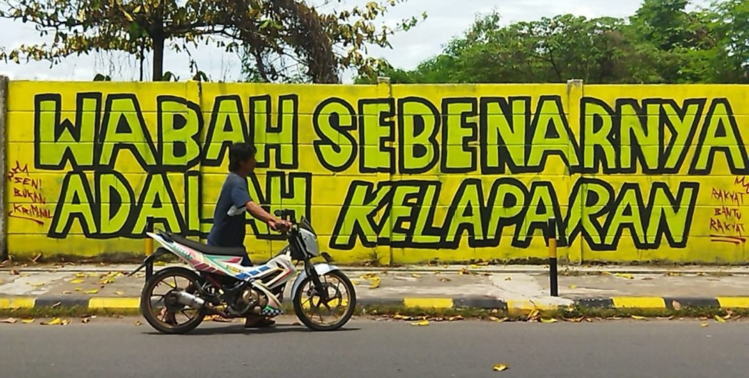 Mural bertema kritik sosial; 'Wabah Sebenarnya Adalah Kelaparan' yang terpampang di Jalan RE Martadinata, Kota Banjarmasin, Kalimantan Selatan. (Istimewa)