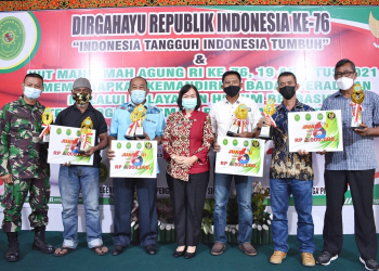 Sekretaris Daerah Kabupaten Sintang, Yosepha Hasnah, turut menyerahkan piala serta piagam penghargaan tersebut kepada para peserta pemenang lomba. (Istimewa)