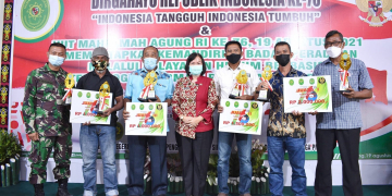 Sekretaris Daerah Kabupaten Sintang, Yosepha Hasnah, turut menyerahkan piala serta piagam penghargaan tersebut kepada para peserta pemenang lomba. (Istimewa)