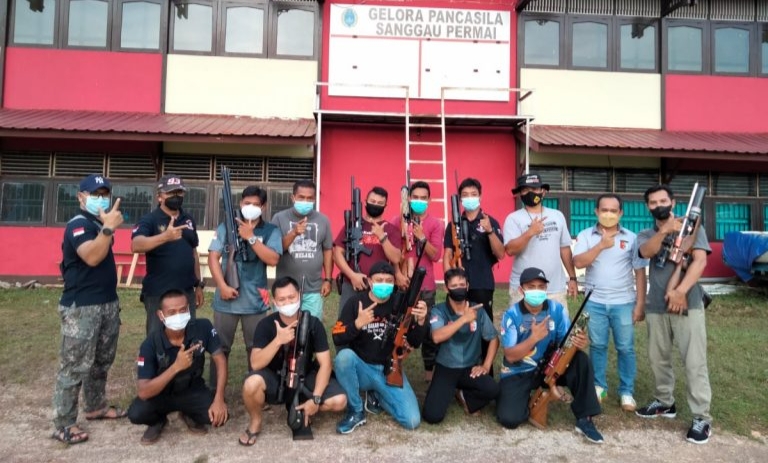 Para atlet Perbakin Sanggau saat melakukan pelatihan di GOR Pancasila Sanggau Permai, Sabtu (21/08/2021).