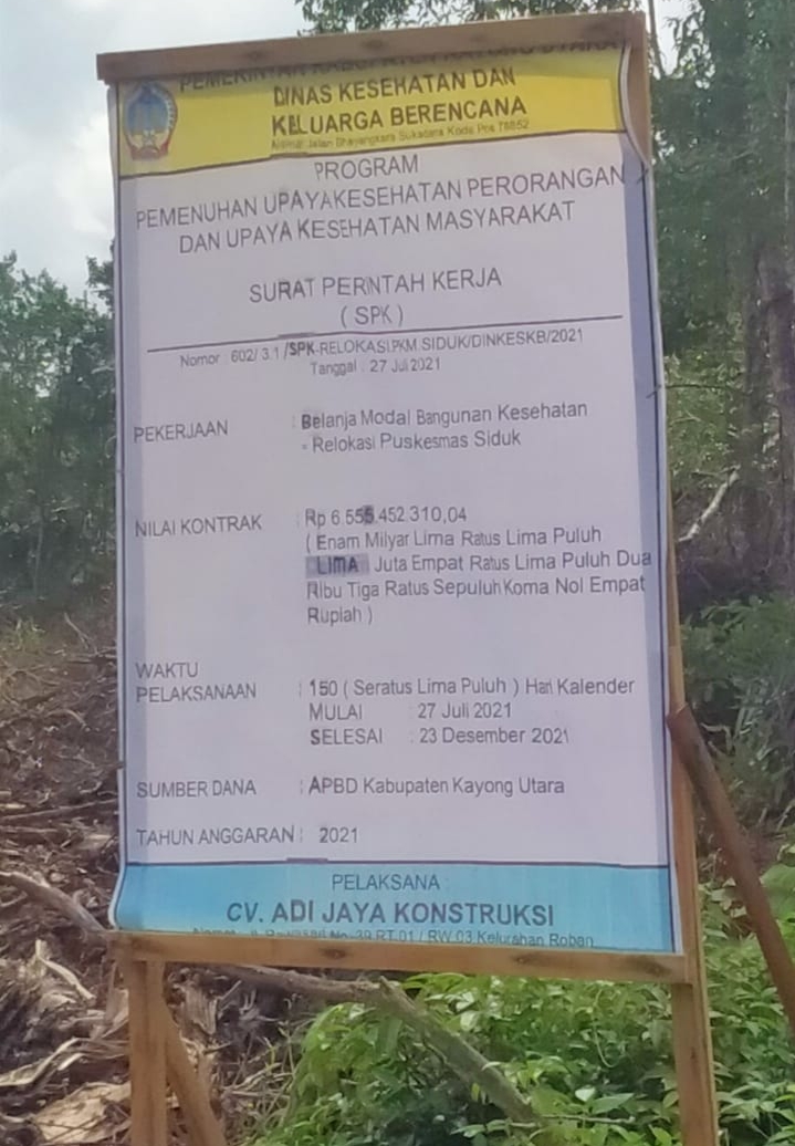 Keterangan foto: Plang proyek relokasi Puskesmas Siduk. (Kamiriluddin)