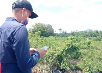 Keterangan foto: Tim dari Dinkes dan KB KKU meninjau lahan yang mengarah ke Dusun Semanai untuk relokasi Puskesmas Siduk. (Kamiriluddin)