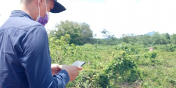 Keterangan foto: Tim dari Dinkes dan KB KKU meninjau lahan yang mengarah ke Dusun Semanai untuk relokasi Puskesmas Siduk. (Kamiriluddin)