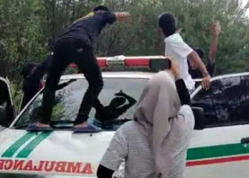 Aksi viral mahasiswa IAIN berjoget hingga ke atas ambulance. (Istimewa)