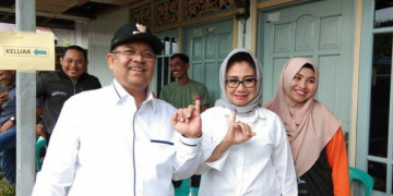 Bekas Bupati Kutai Timur, Ismunandar dan bekas Ketua DPRD Kutai Timur, Encek Unguria Riarinda. (Istimewa)