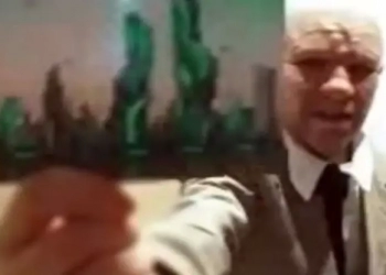 Keterangan foto: Alexander mengklaim memiliki bukti berupa foto yang diambilnya saat melintas ke masa depan. Dalam foto itu, tampak terlihat kota futuristik dengan gedung pencakar langit berwarna kehijauan. (Dokumen Apex TV/Istimewa)