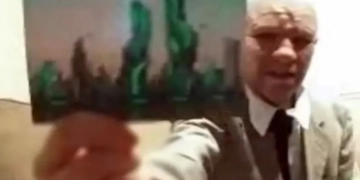 Keterangan foto: Alexander mengklaim memiliki bukti berupa foto yang diambilnya saat melintas ke masa depan. Dalam foto itu, tampak terlihat kota futuristik dengan gedung pencakar langit berwarna kehijauan. (Dokumen Apex TV/Istimewa)