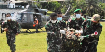 Seorang prajurit TNI gugur dalam pelaksanaan evakuasi salah satu tenaga kesehatan atau Nakes dari kekejaman Kelompok Separatis Teroris (KST). (Dok.Pendam XVII Cenderawasih/Istimewa)