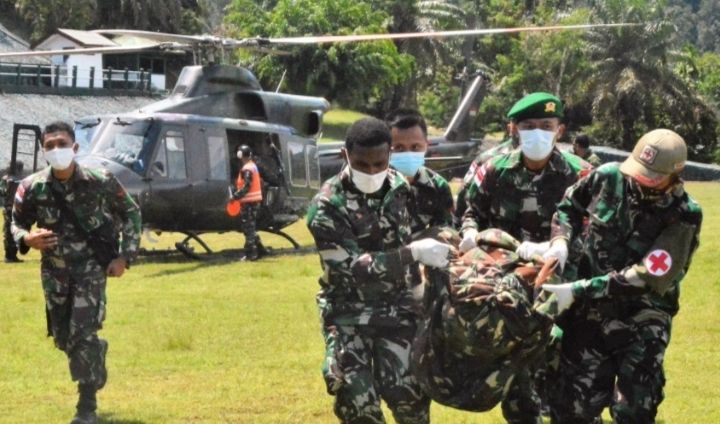 Seorang prajurit TNI gugur dalam pelaksanaan evakuasi salah satu tenaga kesehatan atau Nakes dari kekejaman Kelompok Separatis Teroris (KST). (Dok.Pendam XVII Cenderawasih/Istimewa)