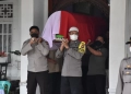 Jenazah Kompol Dwi Eyki dimakamkan siang hari usai ibadah Sholat Jumat di Pemakaman Astana Mangku Negara II Keraton Al-Mukarramah Sintang.
