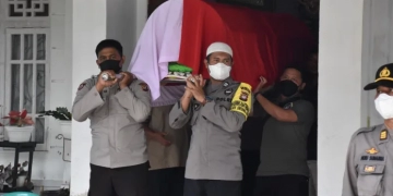 Jenazah Kompol Dwi Eyki dimakamkan siang hari usai ibadah Sholat Jumat di Pemakaman Astana Mangku Negara II Keraton Al-Mukarramah Sintang.