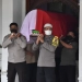 Jenazah Kompol Dwi Eyki dimakamkan siang hari usai ibadah Sholat Jumat di Pemakaman Astana Mangku Negara II Keraton Al-Mukarramah Sintang.