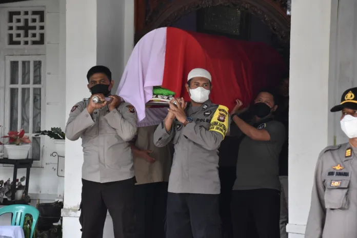 Jenazah Kompol Dwi Eyki dimakamkan siang hari usai ibadah Sholat Jumat di Pemakaman Astana Mangku Negara II Keraton Al-Mukarramah Sintang.