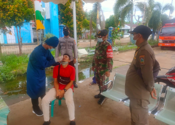 Pelaksanaan swab antigen oleh Satgas Covid-19 di Kecamatan Teluk Batang terhadap penumpang Speedboat dan Kapal Klotok. (Istimewa)