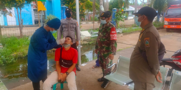 Pelaksanaan swab antigen oleh Satgas Covid-19 di Kecamatan Teluk Batang terhadap penumpang Speedboat dan Kapal Klotok. (Istimewa)