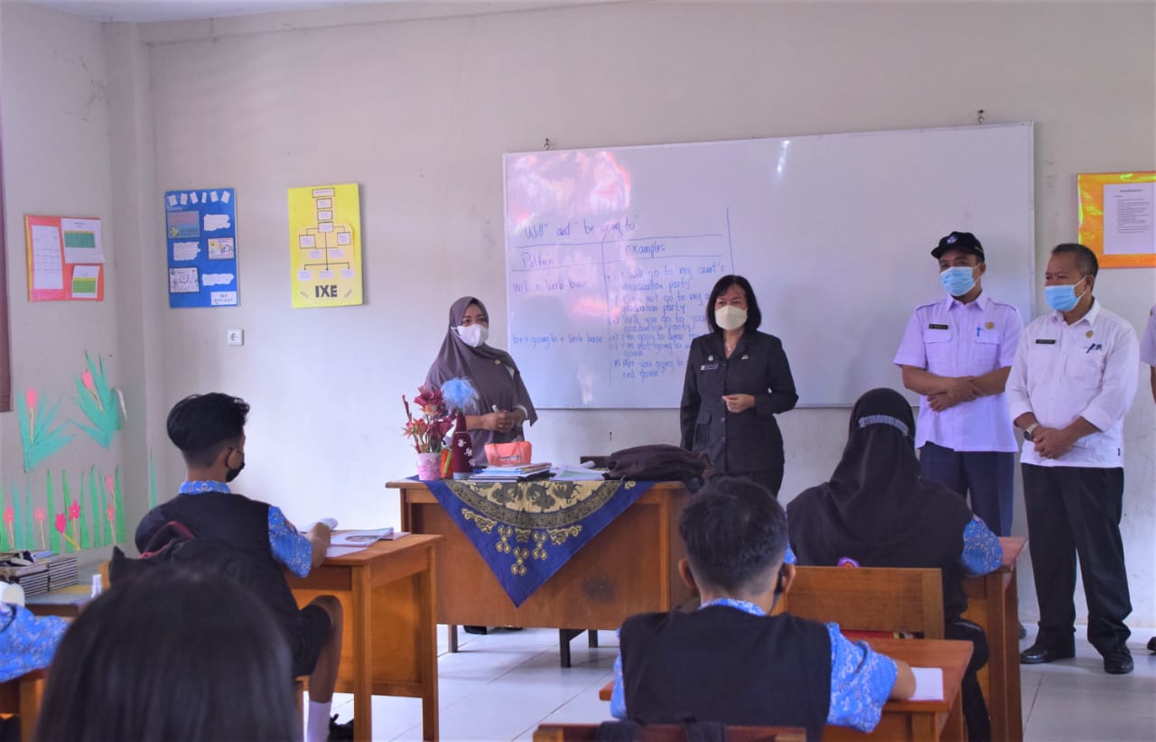 Sekretaris Daerah Kabupaten Sintang, Yosepha Hasnah saat meninjau kegiatan belajar-mengajar sekolah pasca dilakukan launching simbolis dimulainya Pembelajaran Tatap Muka Terbatas (PTMT), Rabu (01/09/2021) pagi. (Istimewa)