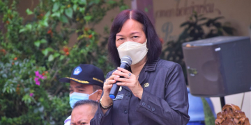 Sekretaris Daerah Kabupaten Sintang, Yosepha Hasnah saat me-launching secara simbolis dimulainya Pembelajaran Tatap Muka Terbatas (PTMT), Rabu (01/09/2021) pagi. (Istimewa)