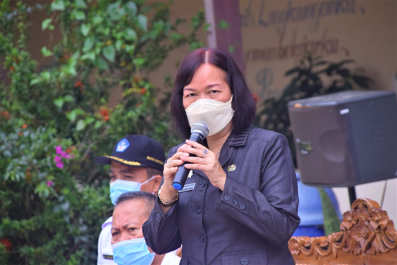 Sekretaris Daerah Kabupaten Sintang, Yosepha Hasnah saat me-launching secara simbolis dimulainya Pembelajaran Tatap Muka Terbatas (PTMT), Rabu (01/09/2021) pagi. (Istimewa)