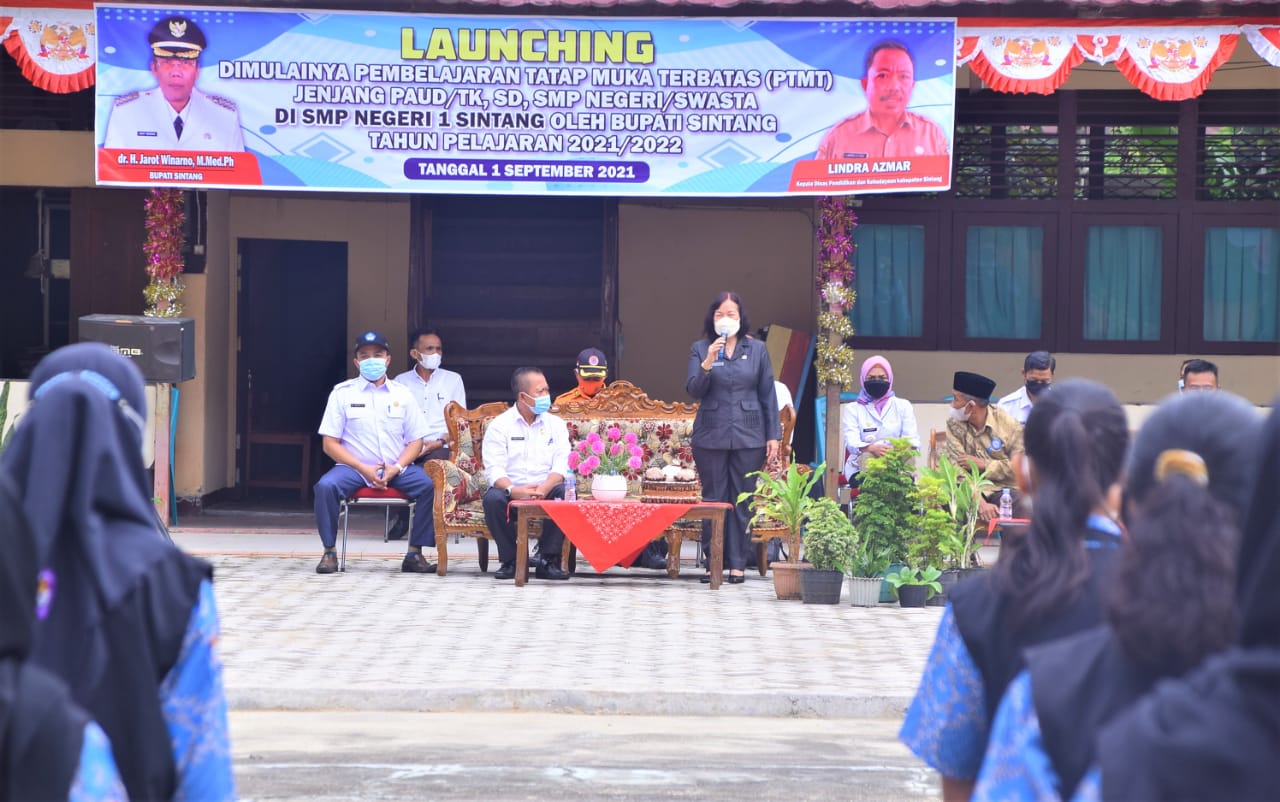 Keterangan foto: Launching secara simbolis dimulainya Pembelajaran Tatap Muka Terbatas (PTMT) di Kabupaten Sintang, Rabu (01/09/2021) pagi. (Istimewa)