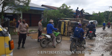 Kapolsek Singkawang Timur, IPTU Dwi Hariyanto Putro bersama anggota dan dibantu warga, melakukan evakuasi truk yang tumbang di Jalan Raya Kelurahan Nyarumkop, Kecamatan Singkawang Timur. (Istimewa)