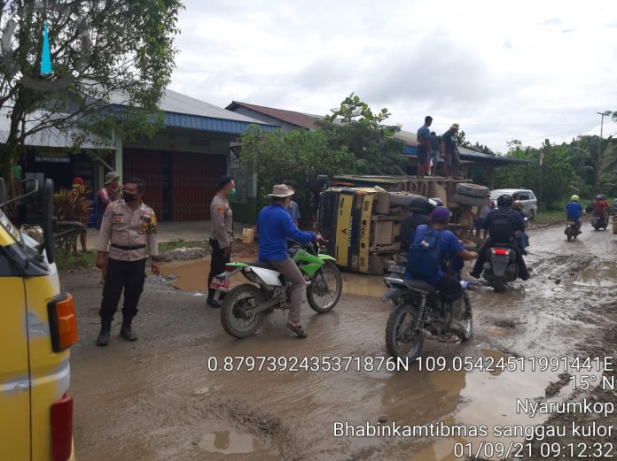 Kapolsek Singkawang Timur, IPTU Dwi Hariyanto Putro bersama anggota dan dibantu warga, melakukan evakuasi truk yang tumbang di Jalan Raya Kelurahan Nyarumkop, Kecamatan Singkawang Timur. (Istimewa)