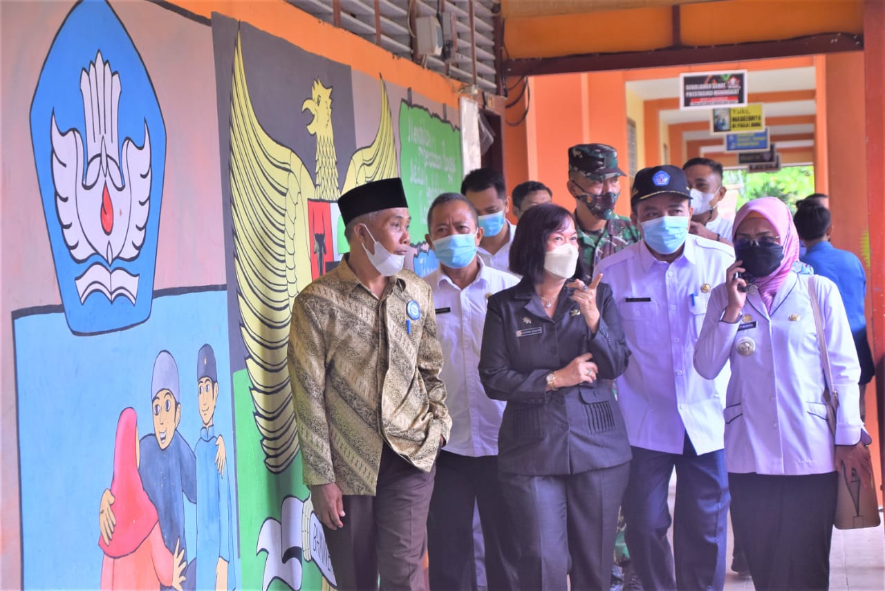 Sekretaris Daerah Kabupaten Sintang, Yosepha Hasnah saat meninjau sekolah pasca dilakukannya launching simbolis dimulainya Pembelajaran Tatap Muka Terbatas (PTMT), Rabu (01/09/2021) pagi. (Istimewa)