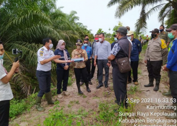 Walikota Singkawang, Tjhai Chui Mie, bersama Kepala Unit Penyelenggara Bandar Udara Tebelian Sintang, dan sejumlah pihak terkait, saat meninjau lokasi bandar udara baru Kota Singkawang, pada Kamis (02/09/2021 ). (Istimewa)