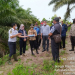 Walikota Singkawang, Tjhai Chui Mie, bersama Kepala Unit Penyelenggara Bandar Udara Tebelian Sintang, dan sejumlah pihak terkait, saat meninjau lokasi bandar udara baru Kota Singkawang, pada Kamis (02/09/2021 ). (Istimewa)