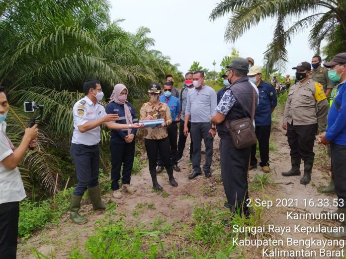 Walikota Singkawang, Tjhai Chui Mie, bersama Kepala Unit Penyelenggara Bandar Udara Tebelian Sintang, dan sejumlah pihak terkait, saat meninjau lokasi bandar udara baru Kota Singkawang, pada Kamis (02/09/2021 ). (Istimewa)