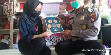 Bripka Heru Triyanto sambangi warga dalam rangka memberikan imbauan terkait Karhutla. (Istimewa)