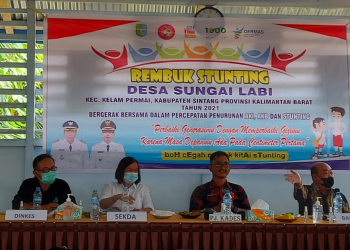 Kartiyus saat mendampingi Sekda Sintang dalam rangka kunjungan kerja ke Desa Sungai Labi, Kamis (02/09/2021). 